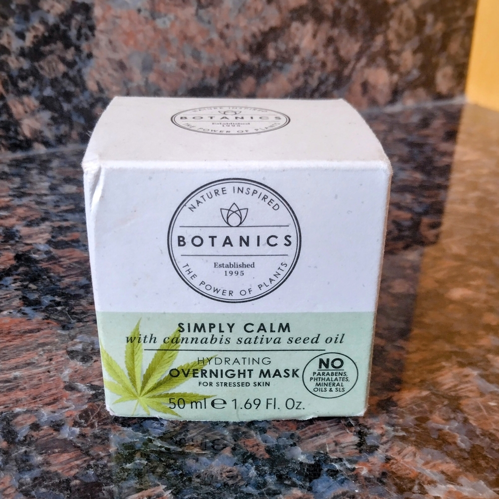 Simply Calm Hydrating Overnight Mask - White and Green